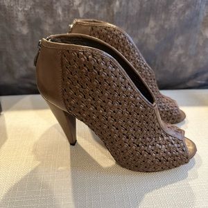 Vince Cumuto bootie 8.5
